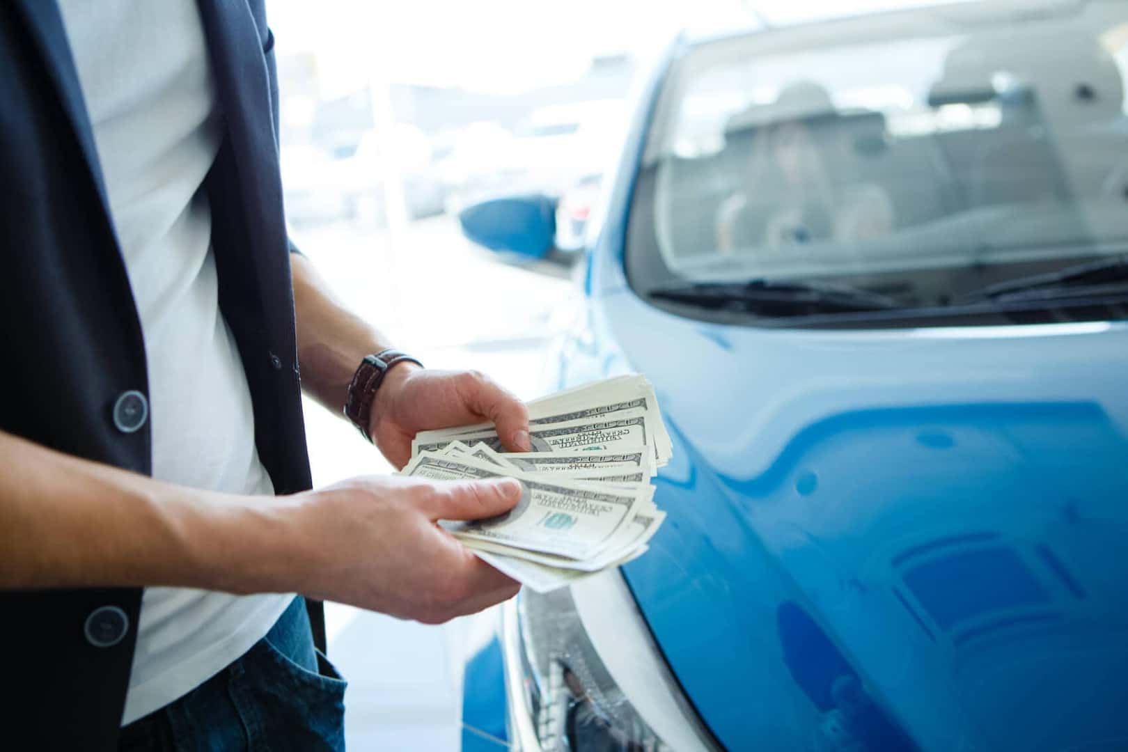Man receiving an instant cash offer