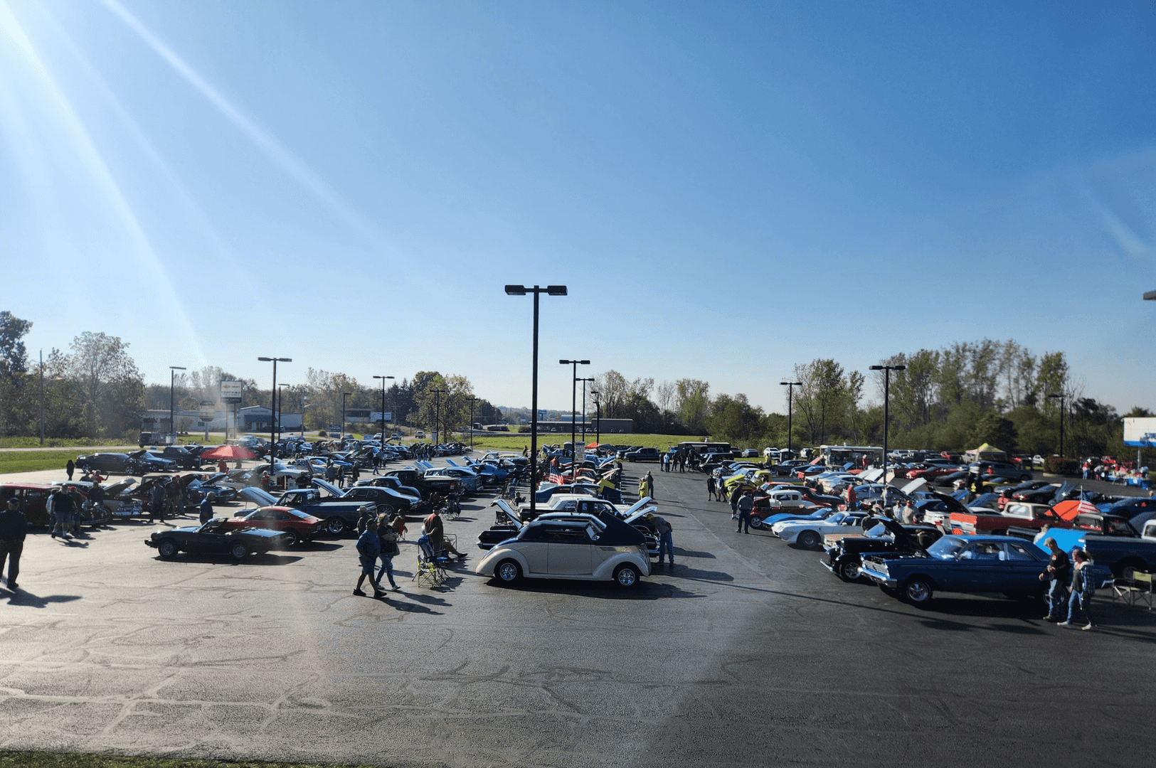 Car show with a full lot